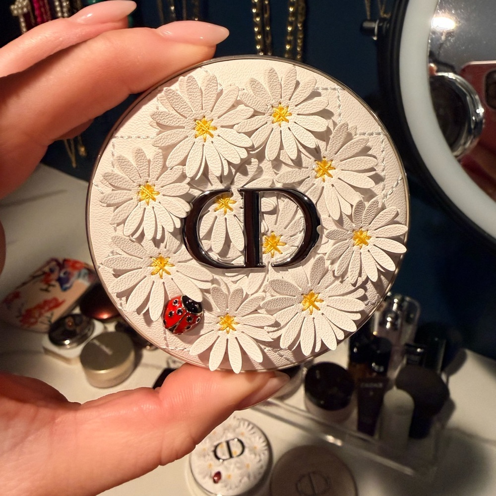 Dior Limited Edition Highlighter Compact- Summer 2026 launch - Picture 2 of 5